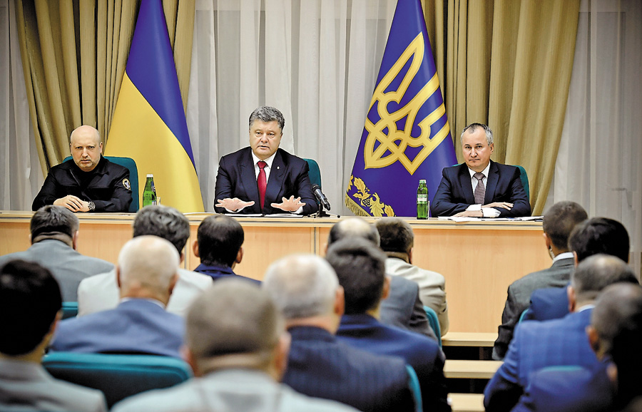 Президент довірив Василю Грицаку (праворуч) відповідальну посаду у надскладний для країни час. Фото Миколи ЛAЗAРЕНКA